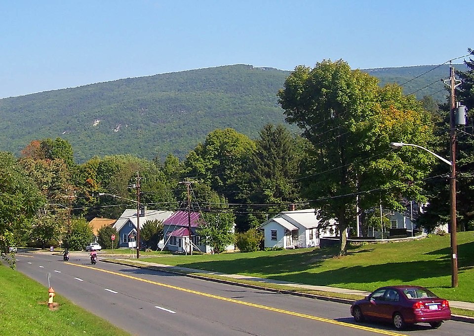 File:US 209 entering Ellenville, NY.jpg