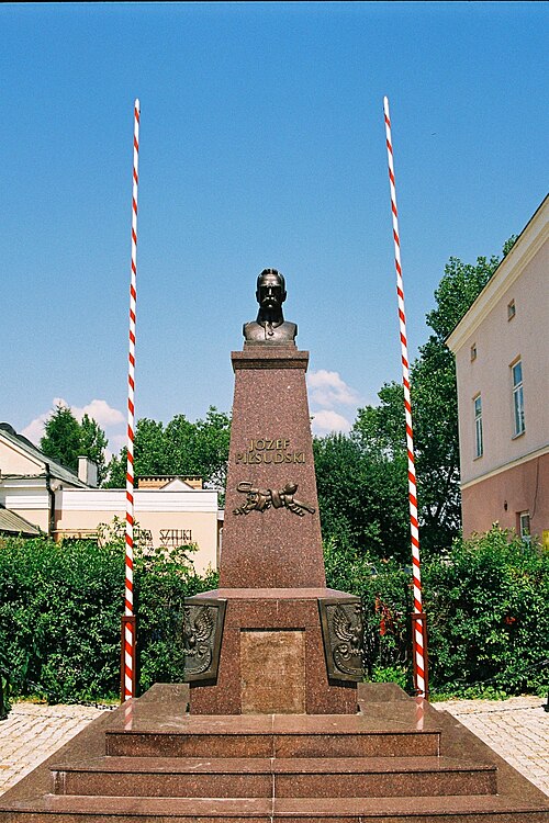 File:Pomnik pilsudskiego foto hepnar.jpg