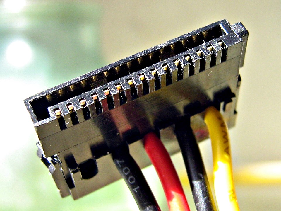File:SATA power cable.jpg