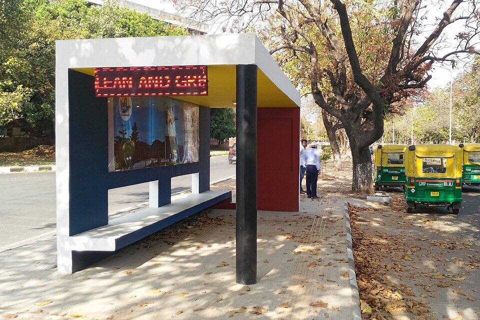 File:Bus queue shelter in Chandigarh.jpg