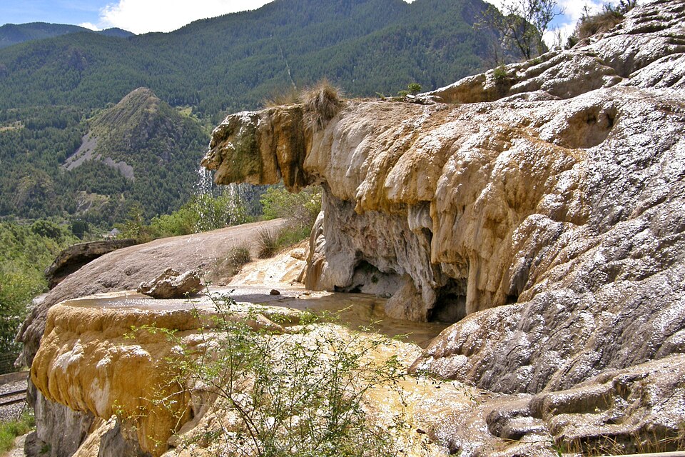 File:Fontaine pétrifiante de Réotier 2. France.jpg