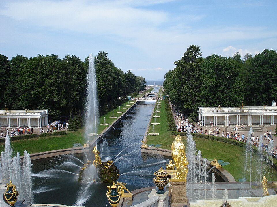 File:Petergof canal.JPG