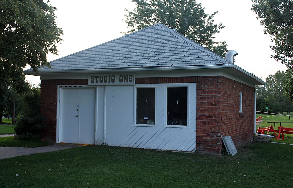 File:Smeltzer garage.jpg