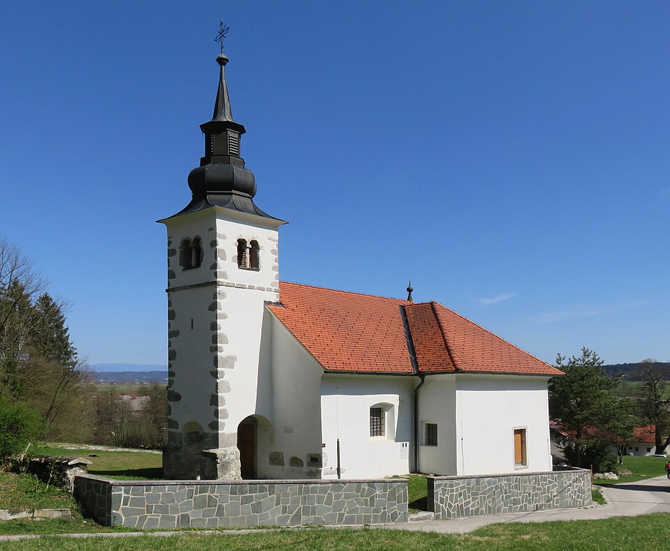 File:Strahomer Slovenia - church.jpg