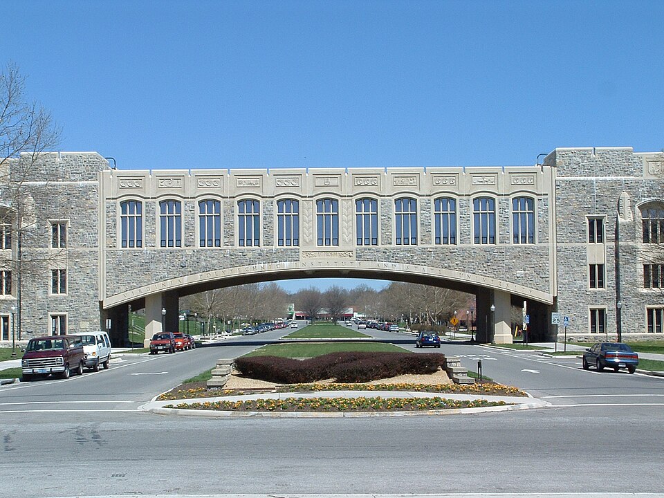 File:Virginiatech-bridge-over-mall.JPG