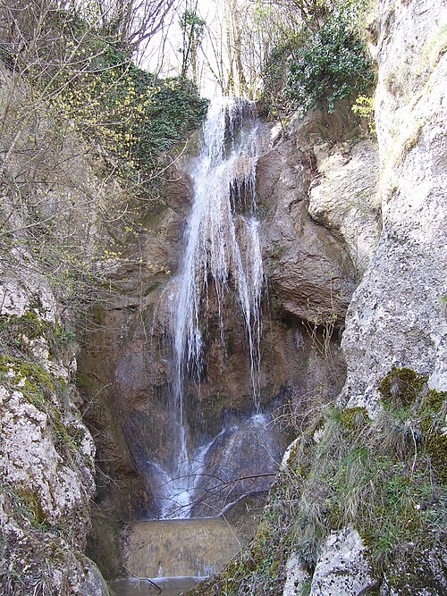 File:Водопад у Јелашничкој клисури.JPG