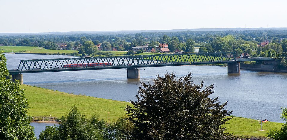 File:Elbbruecke Lauenburg 5536.jpg