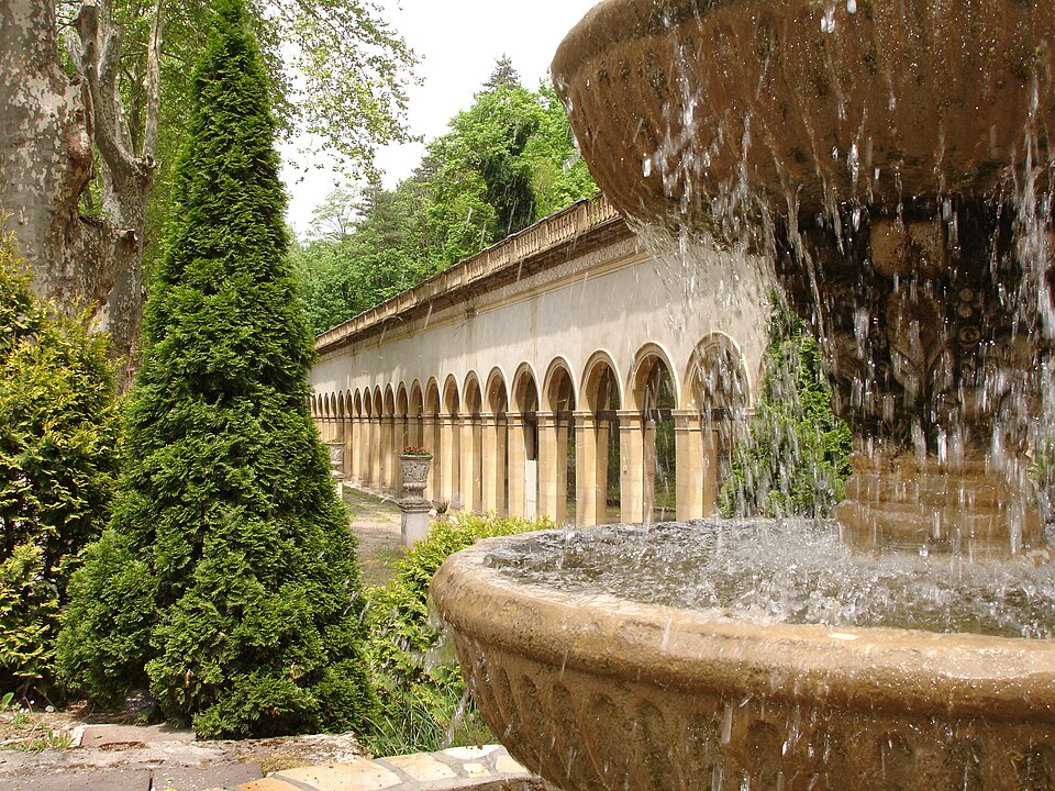 File:France - Ussat-les-Bains - Thermes.jpg