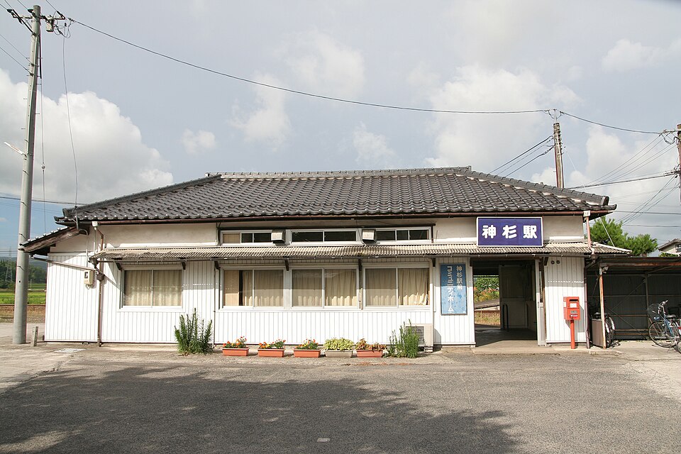 File:JRW kamisugi sta.jpg