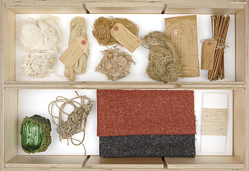 File:Textielmuseum-cabinet-13.jpg