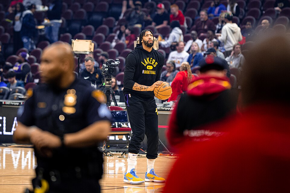 File:Anthony Davis pre-game.jpg