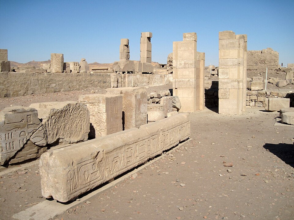File:Assuan Elephantine Chnumtempel 03.JPG