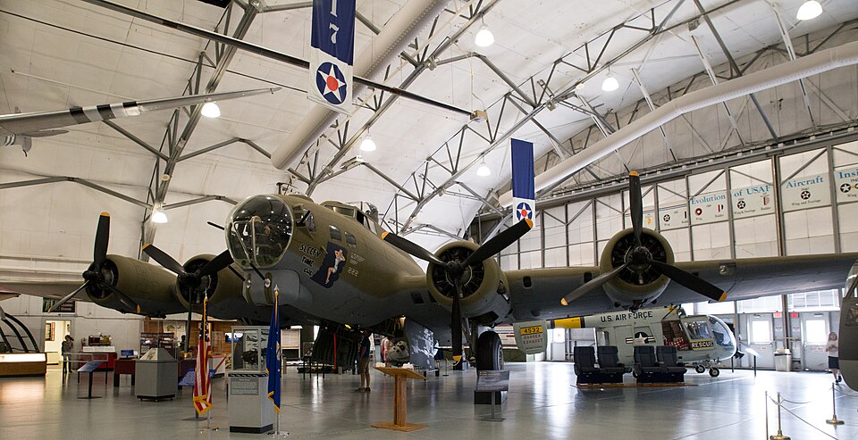 File:Boeing B-17 Flying Fortress (28093562562).jpg