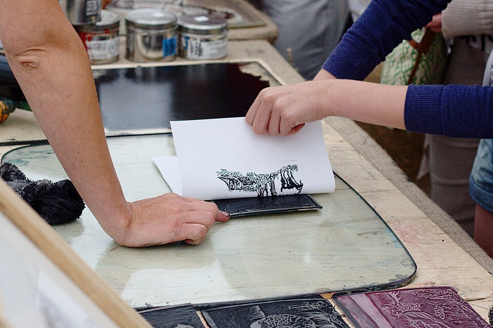 File:Printing Using a Linocut Design.jpg