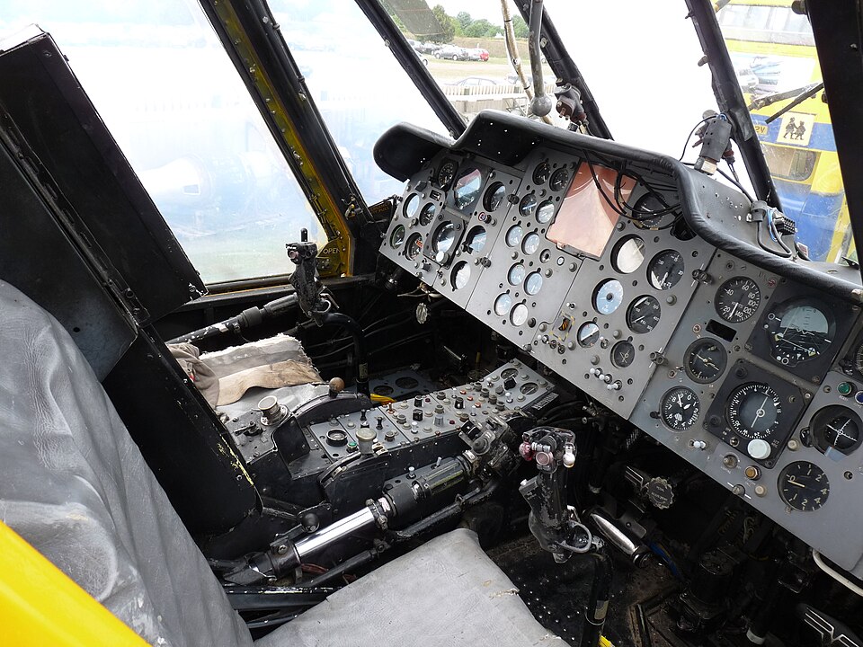 File:Westland Wessex HAS3 XT257 Cockpit.jpg