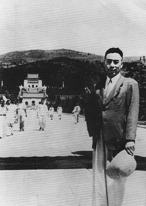 File:Zhou at Sun Yat-sen Mausoleum.jpg