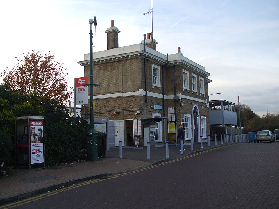 File:Erith station building.JPG