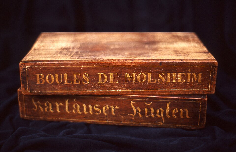 File:Présentoir Boules de Molsheim.jpg