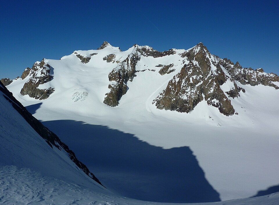 File:Roche Faurio e Pointe Louise.jpg
