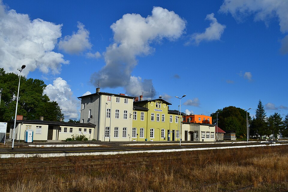 File:Trzebiatow stacja kolejowa (1).jpg