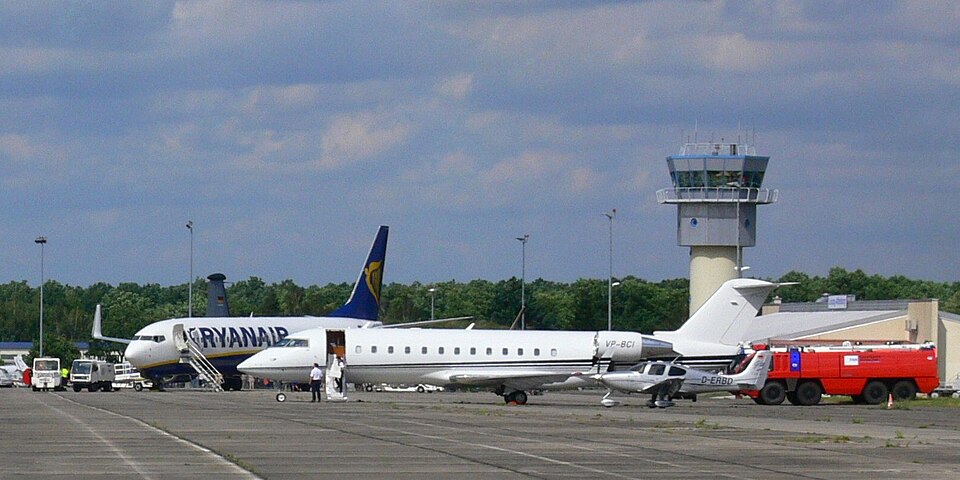 File:Apron Leipzig-Altenburg Airport.JPG