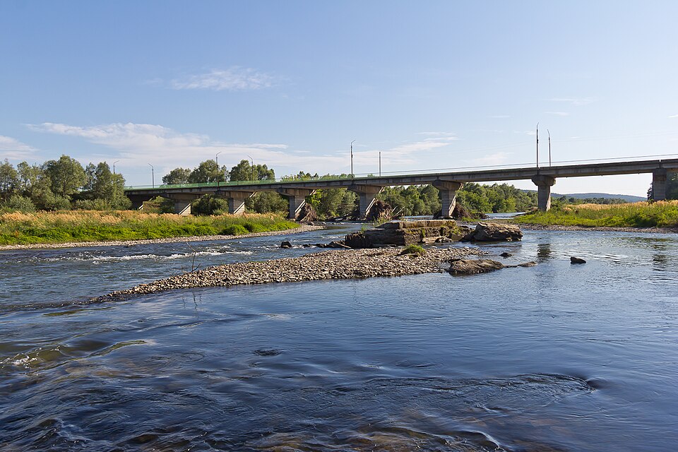 File:Bystrytsia River near Yezupil-6125.jpg