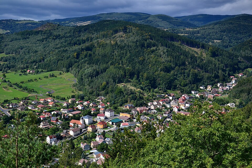 File:Perštejn 2015-09-05 Z Hradiště.jpg