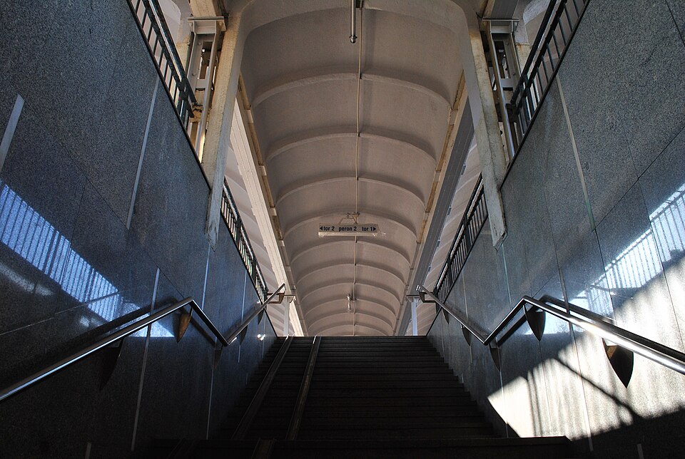 File:Sosnowiec Główny peron 2 przejście.JPG