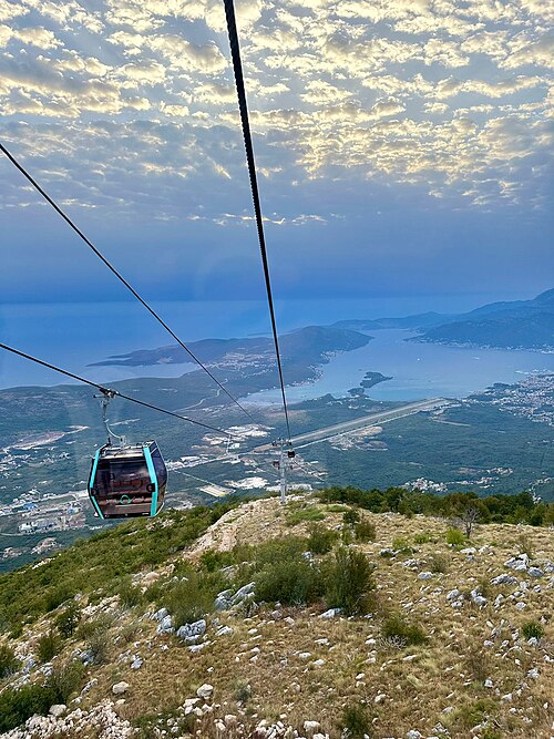 File:Aerial lift near Vražje Lake.jpg
