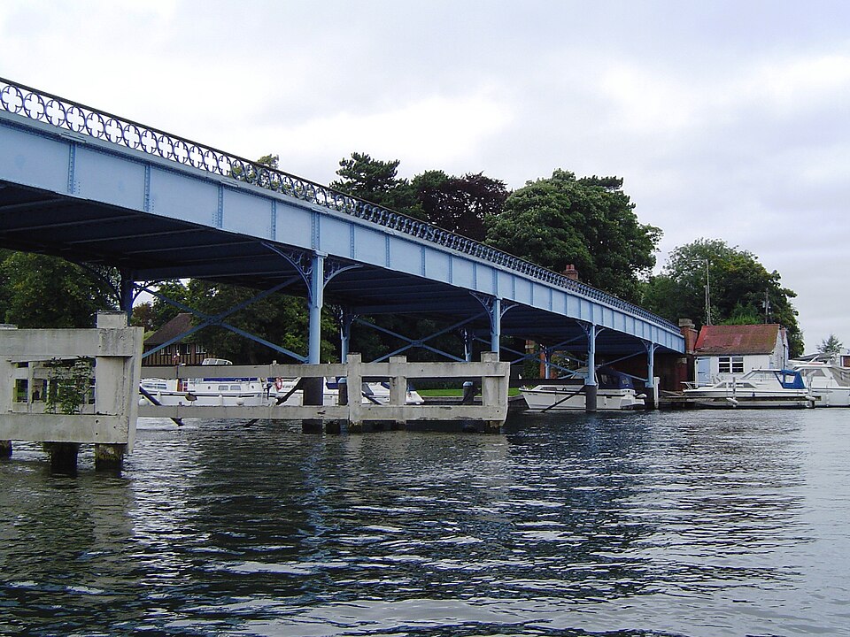File:CookhamBridge01.JPG