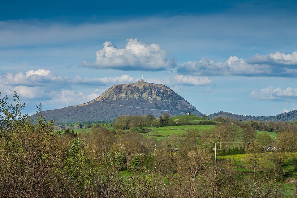 File:Puy de dome, May 2012.jpg