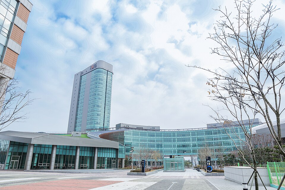 File:Songdo Campus, Mason Korea..jpg