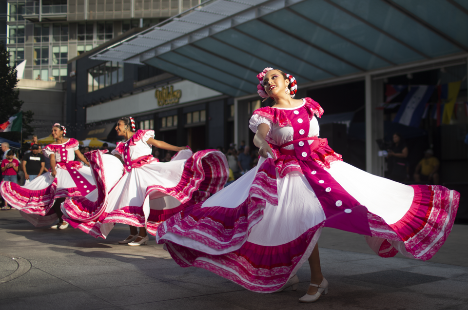 File:2023 08 26 IowaCityLatinoFestPinkDresses.png