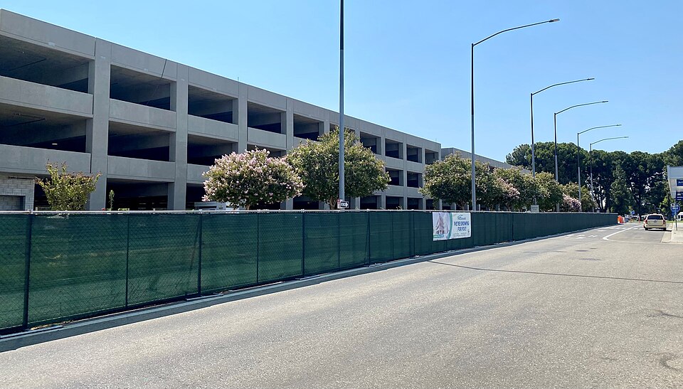 File:Fresno airport parking garage construction.jpg