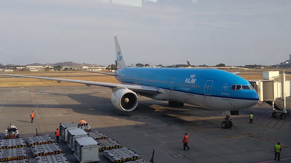File:KLM Boeing 777-200ER PH-BQO at Guayaquil.jpg