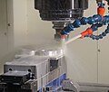 Machine tool with articulated hose for the cooling lubricant