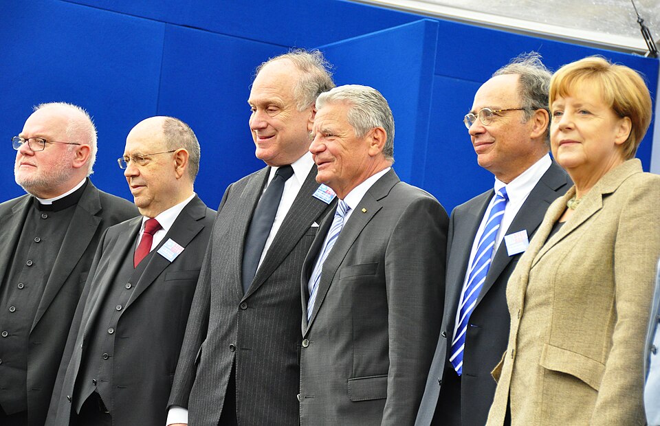 File:Marx-Schneider-Lauder-Gauck-Graumann-Merkel.jpg