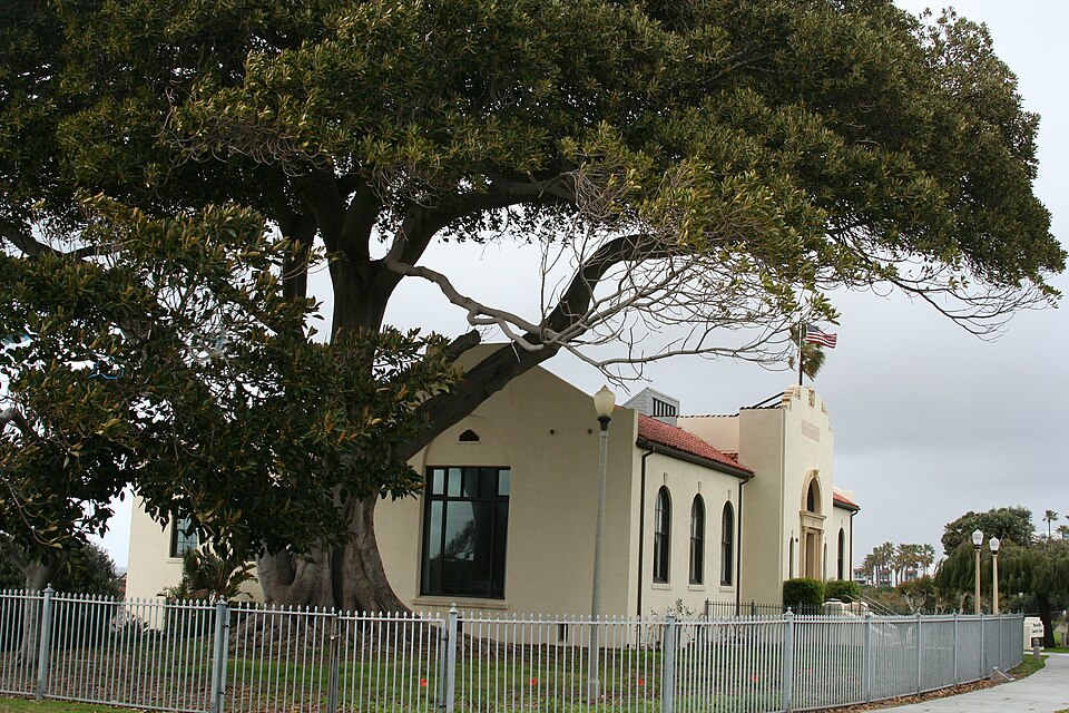 File:Redondo Public Library from side.jpg