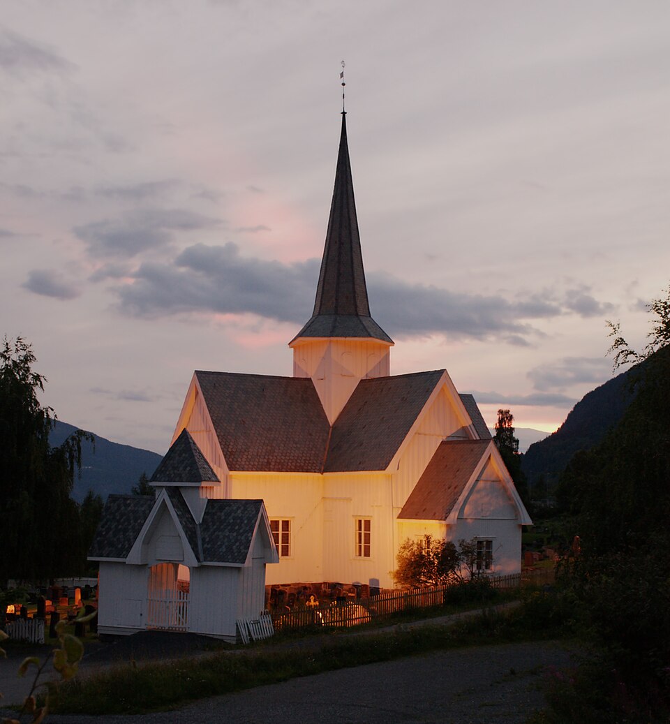 File:Aurdal kirke 2010.jpg