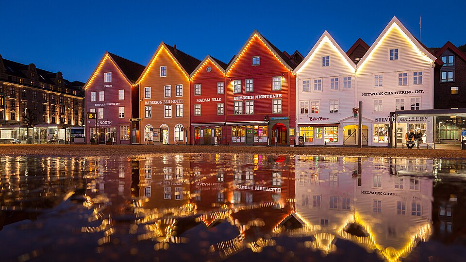File:Bergen Bryggen night tunliweb.jpg