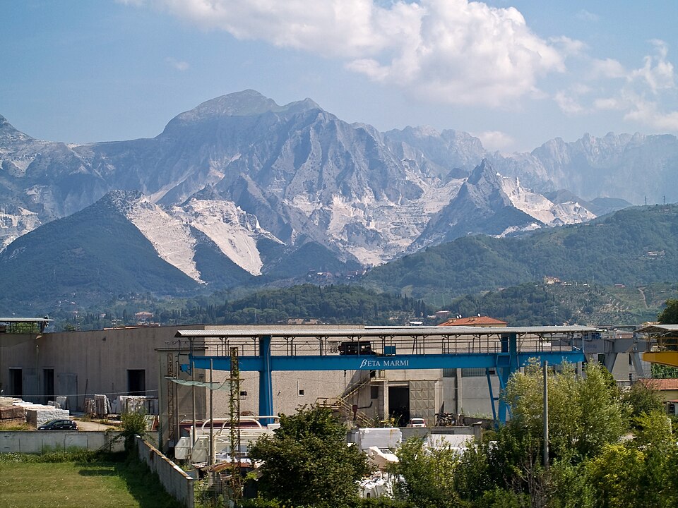 File:Carrare exploitation du marbre.jpg