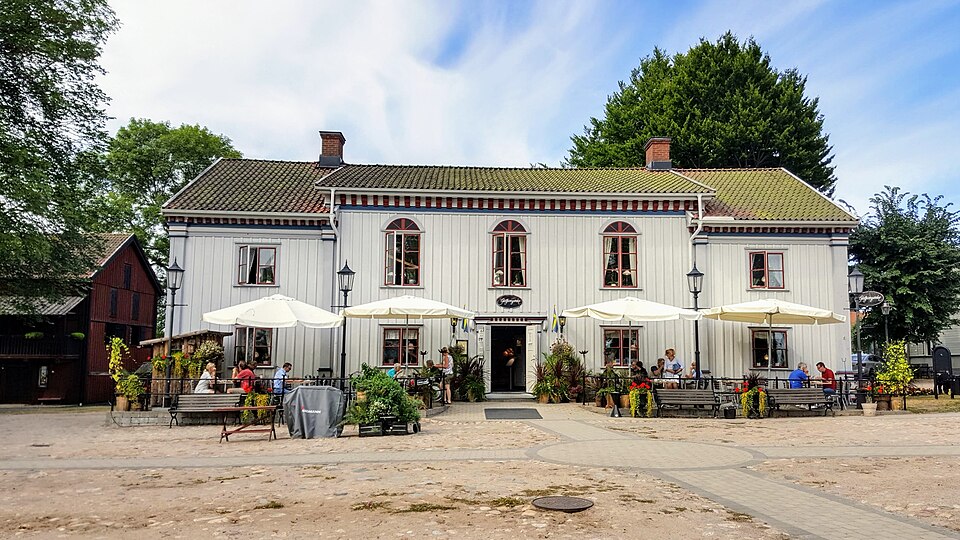 File:Gästgivaregården, Ljungby.jpg