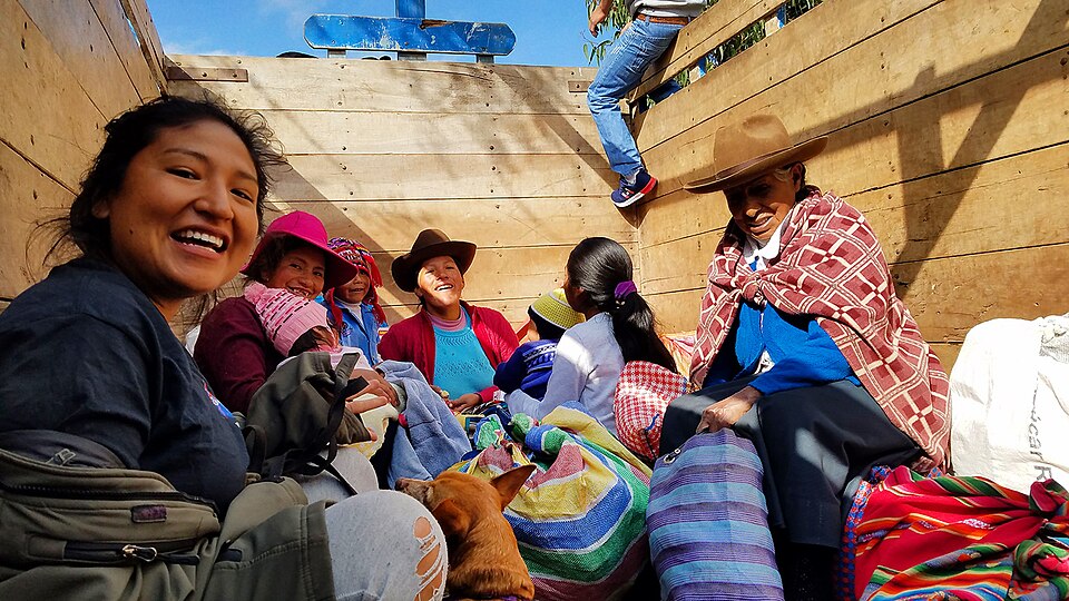 File:Local-truck-transit-market-chinchaypujio.jpg