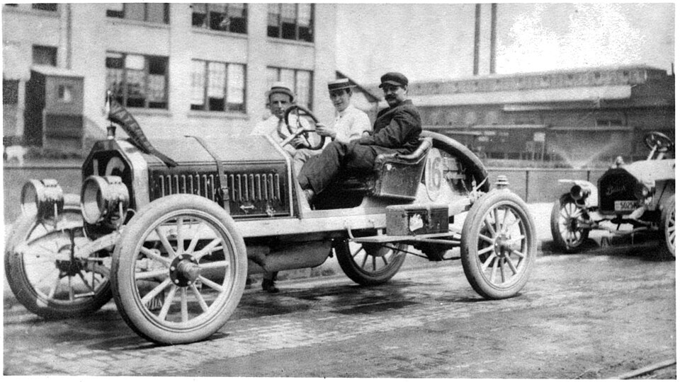 File:Louis Chevrolet in Buick ca 1900.jpg