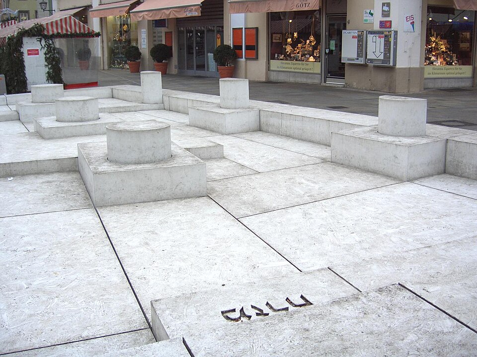 File:SynagogendenkmalRegensburg.JPG