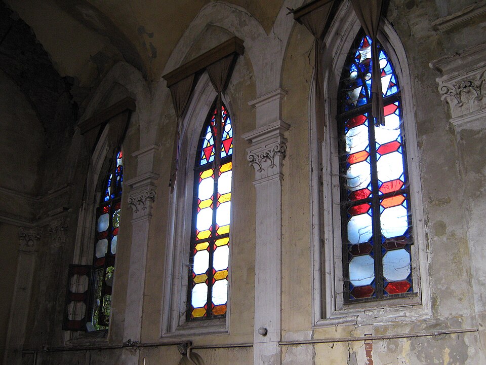 File:Vetrate chiesa olandese Livorno.jpg