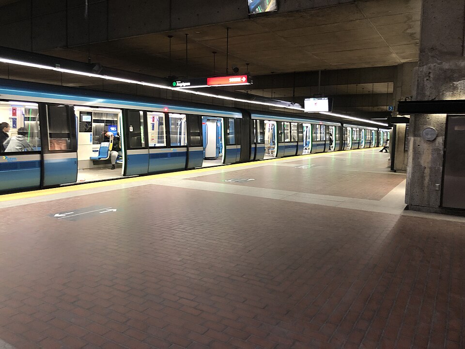 File:Honoré-Beaugrand Station Platform (Montreal).jpg
