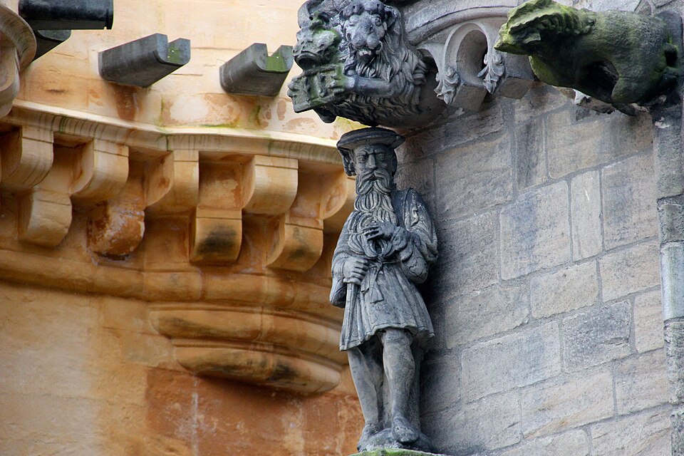 File:Sculpture Stirling 2012.JPG