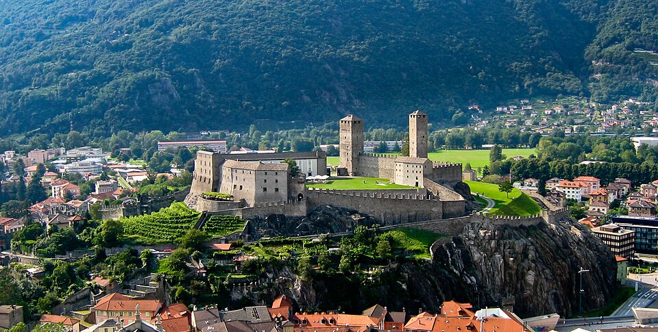 File:Castelgrande Bellinzona.JPG