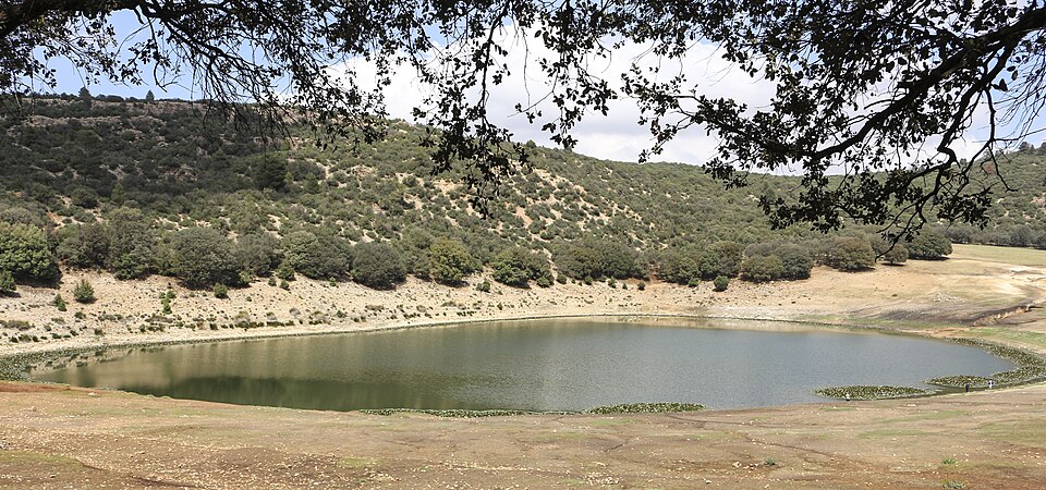 File:Lake Iffer Dayet Aoua commune.jpg